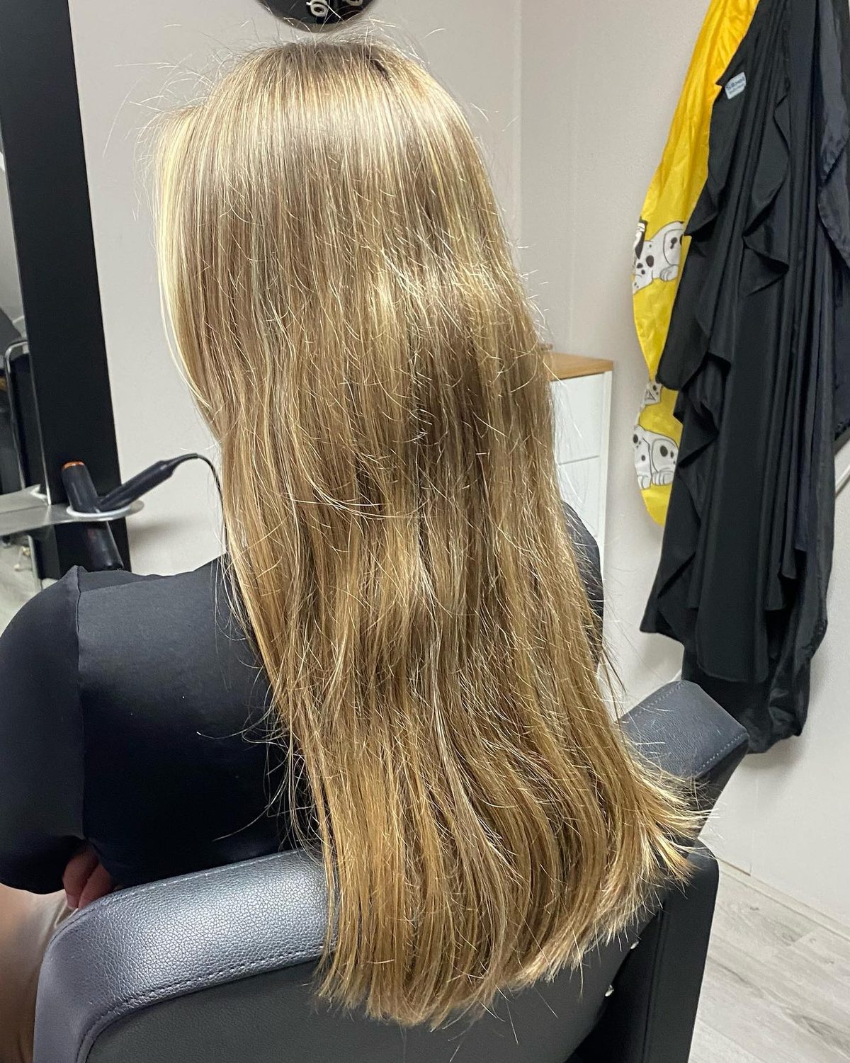 Lang, glad blond haar, net geknipt en geföhnd