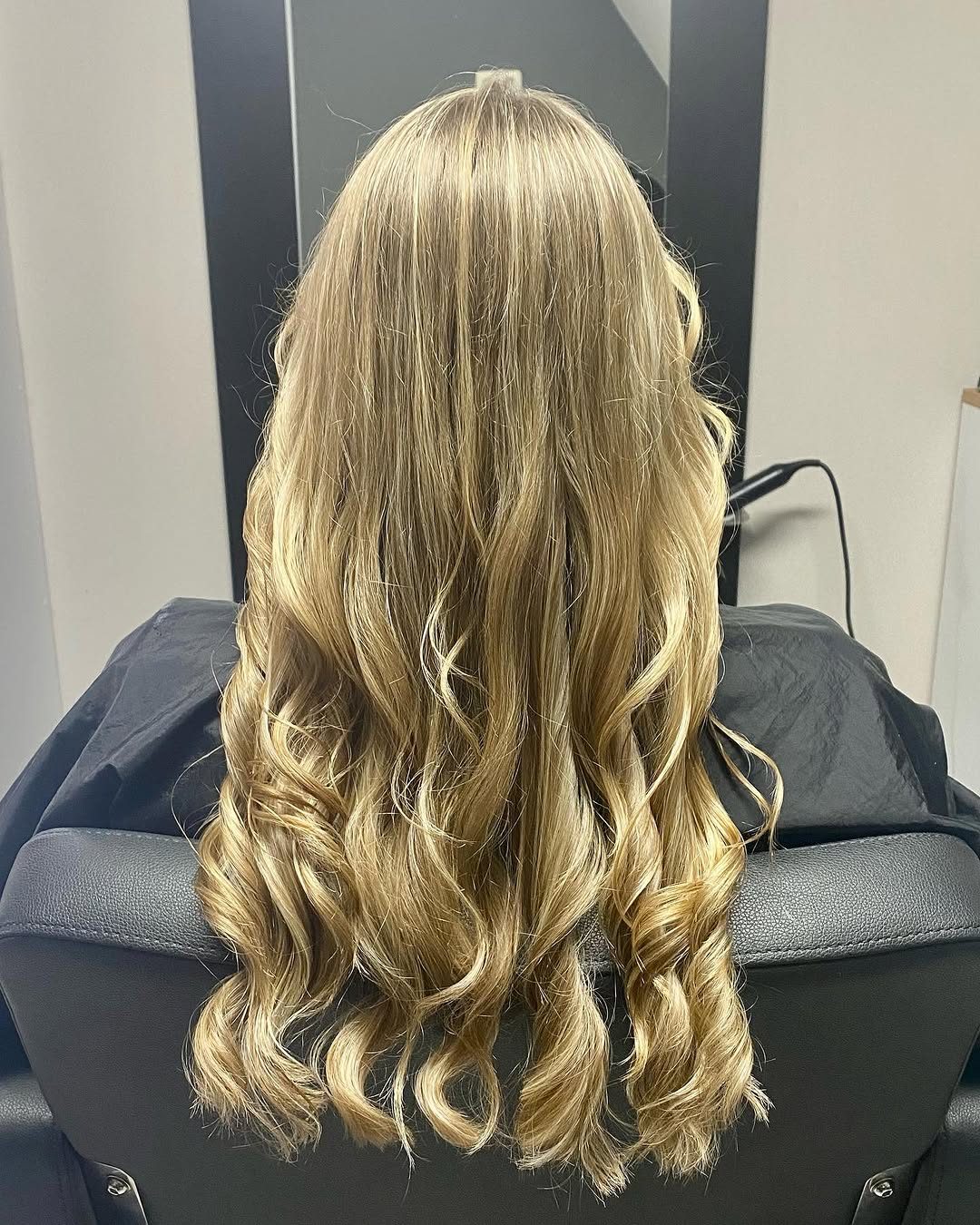 Lang blond haar met highlights in zachte golven